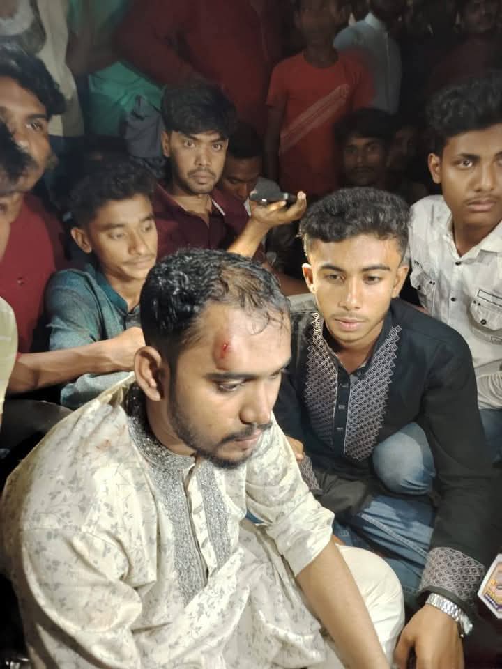 পথসভায় হামলার, সড়কেই বসে পড়লেন হান্নান মাসউদ